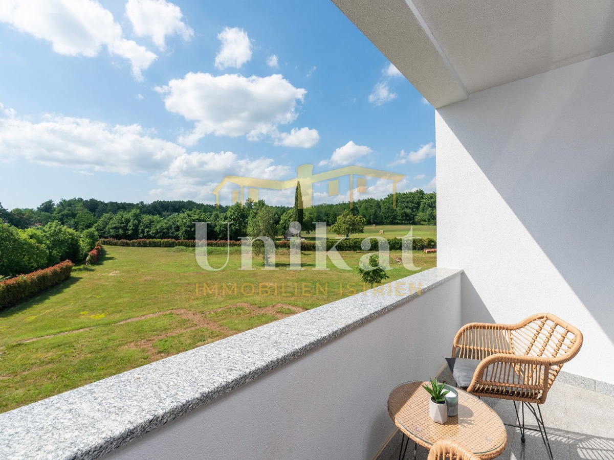 Villa moderna con piscina interna ed esterna